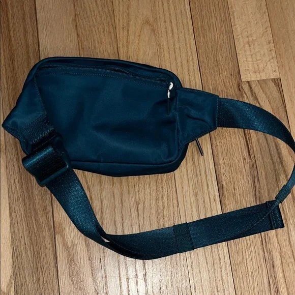Lululemon Everywhere Belt Bag 1L in the Tidewater Teal color - Picture 4 of 4